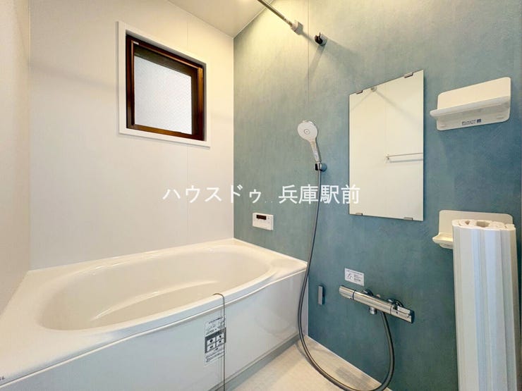 ◇アクセントパネルがおしゃれな浴室。窓付きで換気もスムーズです。