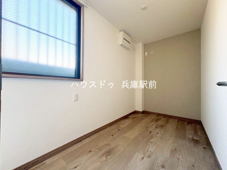 ◇窓からやさしい光が差し込む、落ち着いた雰囲気の洋室です。