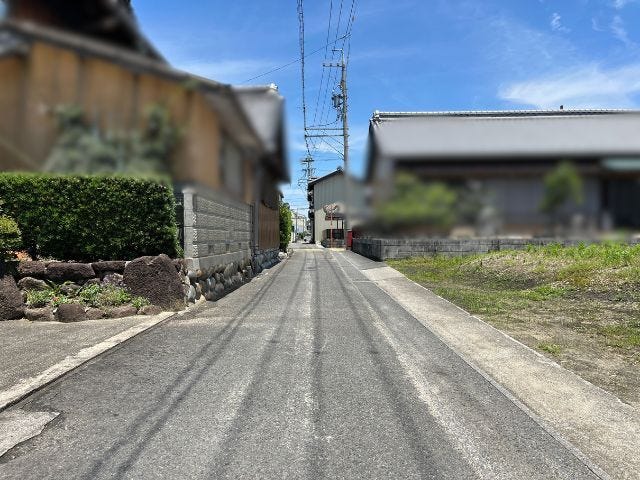 幅員約2.3mの前面道路です。セットバックが必要な道路となります。大型車が入ってこれないので、騒音などの心配はありません。(2026年7月3日撮影)