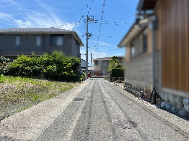 幅員約2.3mの前面道路です。セットバックが必要となりますが、道路幅が広がるので車の出し入れもしやすくなりますね。(2026年7月3日撮影)