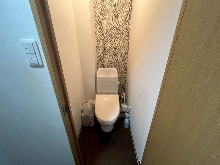 ◆温水洗浄便座機能付きで快適にお使いいただけます♪
※画像はAI加工により荷物等を消去しています。