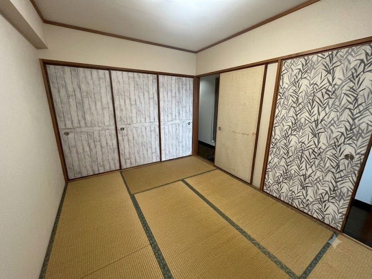 押入付きの和室。布団の出し入れもすぐにでき、お子様のお昼寝や来客のお泊りにもすぐに対応ができます!
※画像はAI加工により荷物等を消去しています。