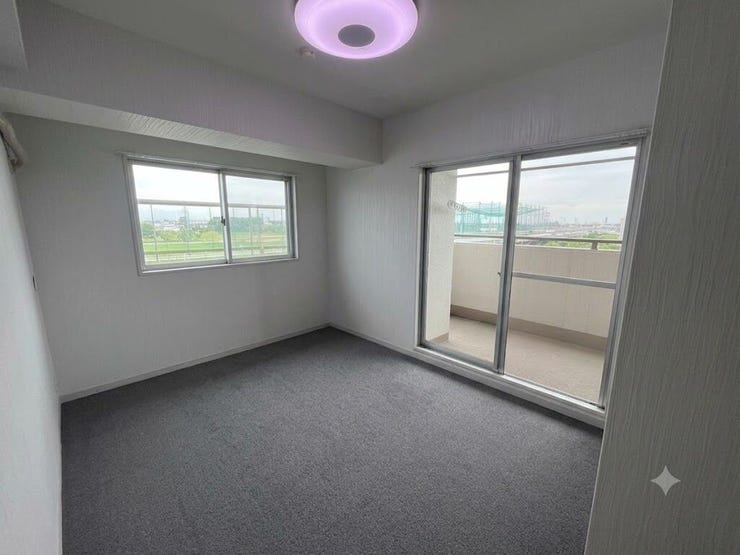 ◆5.7帖洋室。
南側のバルコニーに面しており、採光通風ともに良いお部屋です♪
※画像はAI加工により荷物等を消去しています。