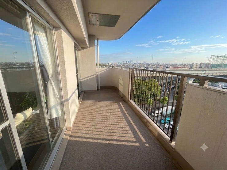 ◆南東角住戸。3面バルコニーなので和室以外のお部屋全てバルコニーに面しています!
※画像はAI加工により荷物等を消去しています。