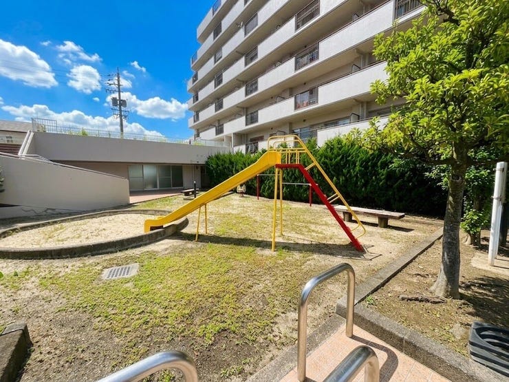◆子育て世帯に嬉しい、マンション敷地内公園♪
※画像はAI加工により画像編集しております。