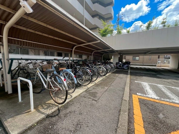 ◆駐輪場。屋根付きで雨の日も安心ですね◎
※画像はAI加工により画像編集しております。
