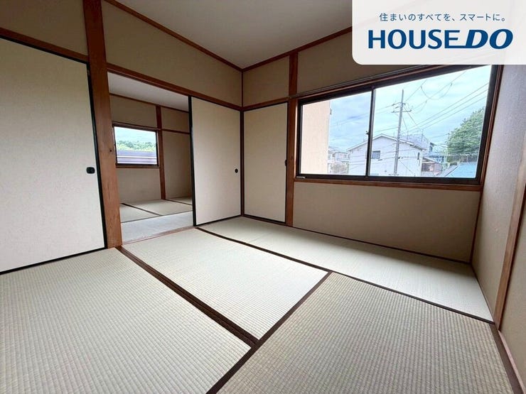戸を開けると隣の和室と繋がってます。