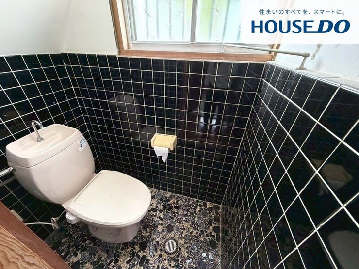トイレは窓付きなので換気がしやすいですね。