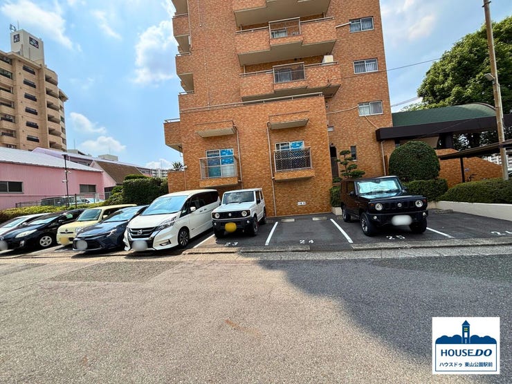 敷地内平面駐車場のようす。