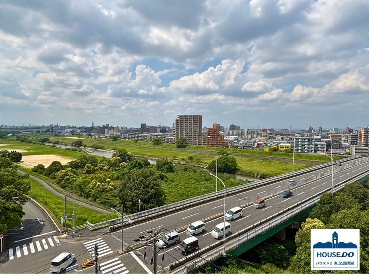 バルコニーからは流れる川や遠くの街並みを望む事が出来ます。心地よい風を感じながら、リラックスタイムやテレワークスペースとしてもご使用いただけます。