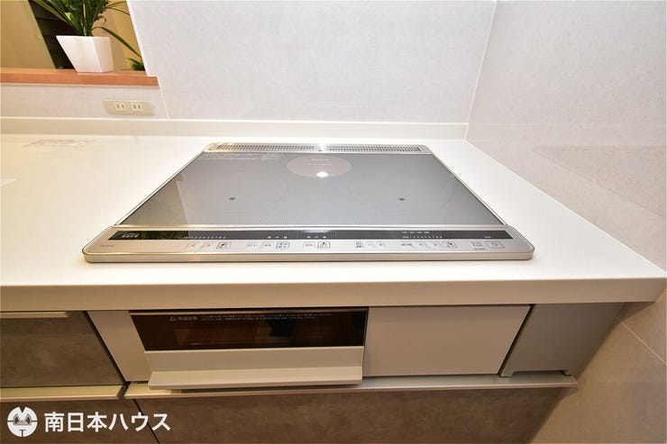 紫原５丁目 新築戸建 【IHクッキングヒーター】3口のコンロとグリル付き！お手入れのしやすさが魅力のキッチンです！