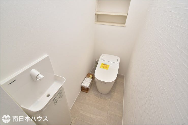 紫原５丁目 新築戸建 【1階トイレ】温水洗浄便座機能付き！手洗い器付きで来客時にも便利です♪