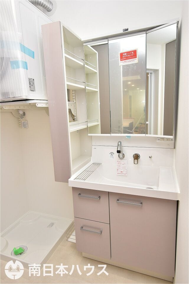 紫原５丁目 新築戸建 【洗面台】3面鏡の洗面台にキャビネット付きで収納豊富です♪