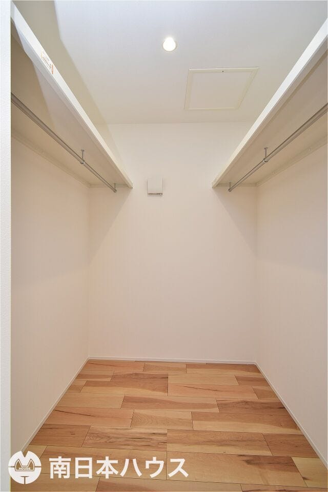 紫原５丁目 新築戸建 【ウォークインクローゼット】奥行きがあり2面に枕棚とハンガーパイプ付きです♪