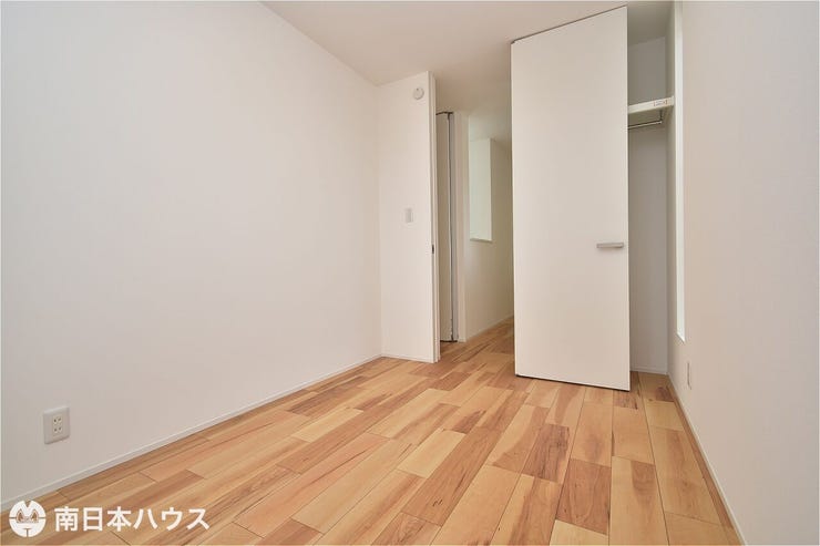 紫原５丁目 新築戸建 【洋室】内装は木目調の床と壁や扉を白にしてありシンプルな内装です♪