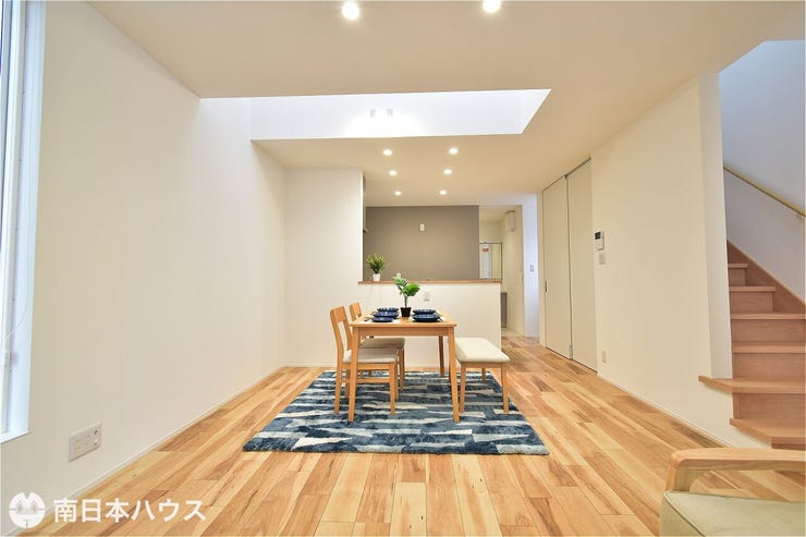 紫原５丁目 新築戸建 【リビング】吹き抜けやリビング階段のある開放感たっぷりの空間です♪照明、エアコン付きです♪