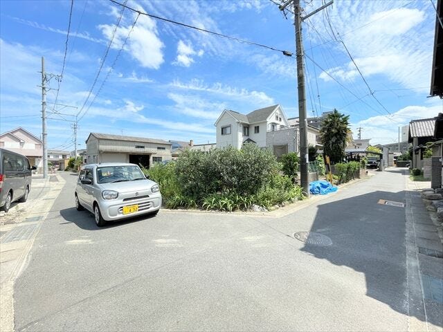 幅員約3mの前面道路です。セットバックが必要な道路となります。大型車が入ってこれないので、騒音などの心配はありません。
