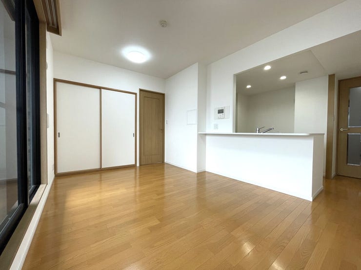 【同型写真(リビング)】
◇約12帖のLDKは家具のレイアウトもしやすく、ご家族で過ごす空間として活用できます