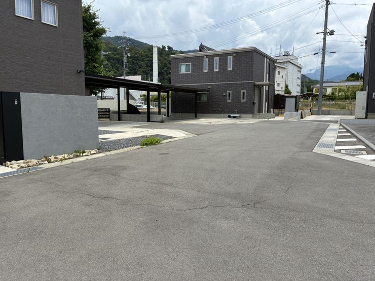 前面道路(北から南)