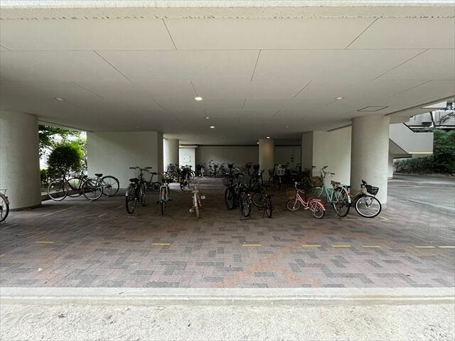 マンション下部にある駐輪場です。雨で自転車を濡らすことなく保管ができます。