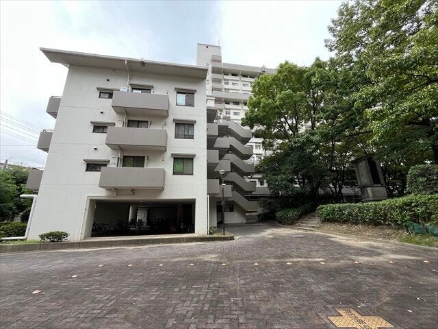 マンション北側からの外観です。緑があり、穏やかに過ごせます。