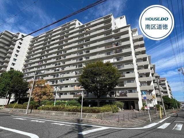 【外観】
15階建て1階のお部屋にあたります。
名鉄常滑線/柴田駅まで徒歩約8分。マンションの東隣に小学校、南側には保育園があり、通園・通学や学校行事も歩いてすぐ!ドラッグストアもありお買い物にも便利です◎