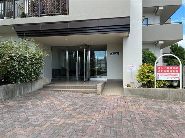 マンション南側エントランスです。
