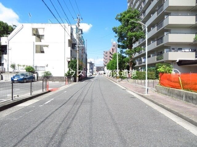マンション南側前面道路です。道路の向かいには「白水保育園」があります。お子様の通園も歩いてすぐです♪