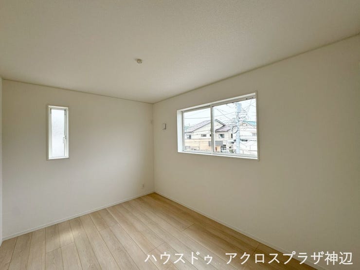 【洋室6帖】白の壁と木目調のフローリングは、クリーンで飽きのこないデザイン。どんな色の家具とも相性がよく、お好みの空間を作り上げることができます。