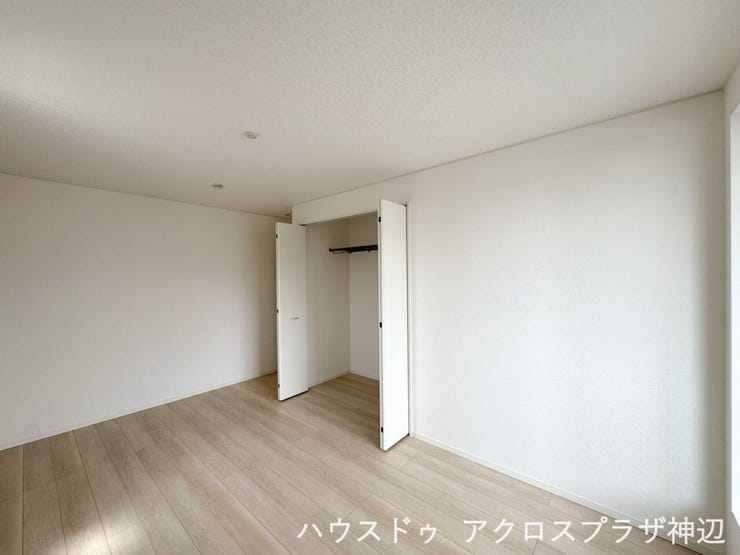 【洋室8帖】衣類や日常の荷物をしっかり収納できるため、生活感を隠して8帖の広さを最大限に活かしたレイアウトが楽しめます。