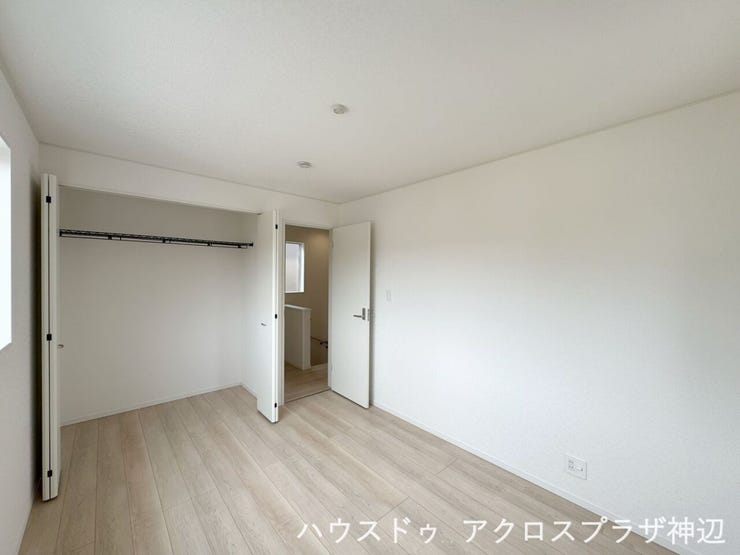 【洋室6帖】無駄のないシンプルな形状のため、家具の配置がスムーズです。