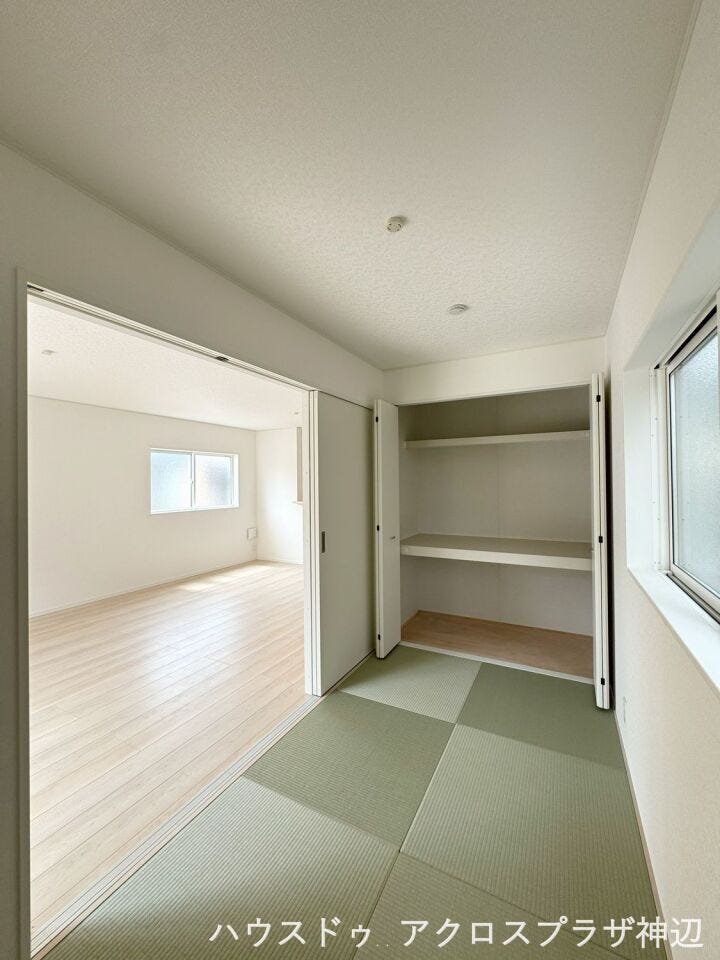 【和室4帖】リビング横の和室はお子様の遊び場や、お昼寝、家事スペースに最適です。フチなし畳を採用し、リビングともスタイリッシュに調和します。窓からの自然光も心地よい空間です。