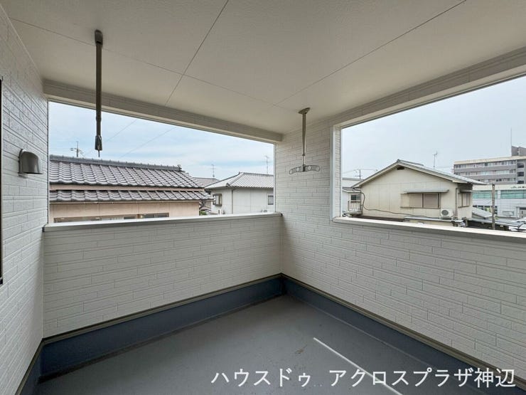 【バルコニー】共働き世帯にもうれしい広々インナーバルコニー。突然の雨でも洗濯物が濡れにくく安心です。