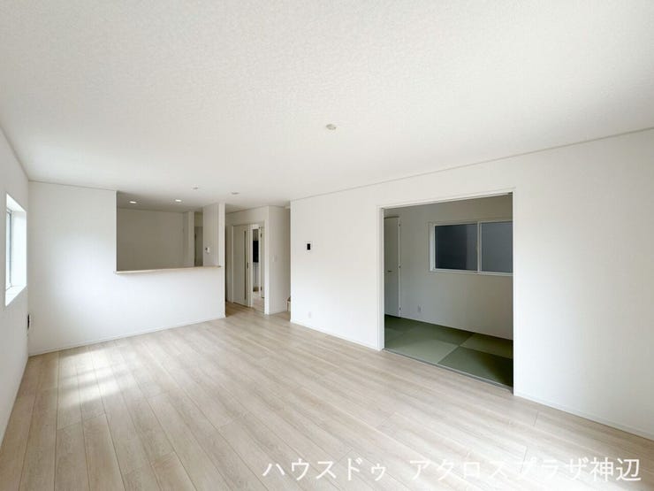 【LDK18.2帖】明るい木目のフローリングと白壁。清潔感あふれるLDK。キッチンからリビング全体が見渡せる対面式を採用し、お料理中もご家族との会話が弾みます。