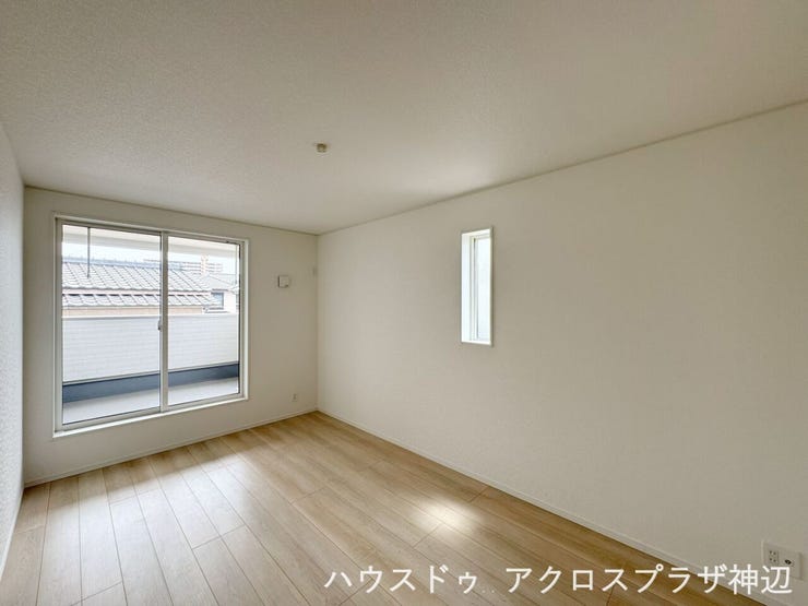 【洋室8帖】バルコニーに面した大きな窓とスタイリッシュな縦窓がある2面採光の明るい洋室です。