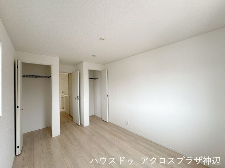 【洋室6.5帖】明るく清潔感のあるお部屋です。クローゼットが2箇所設置されており、居室スペースを広くお使いいただけます。