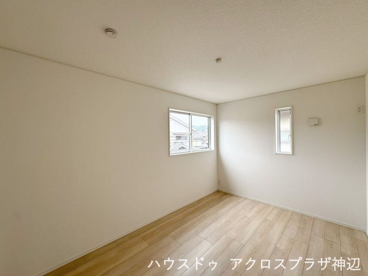 【洋室6.7】ベッドだけでなく、デスクや収納家具を置いても窮屈さを感じさせないお部屋です。