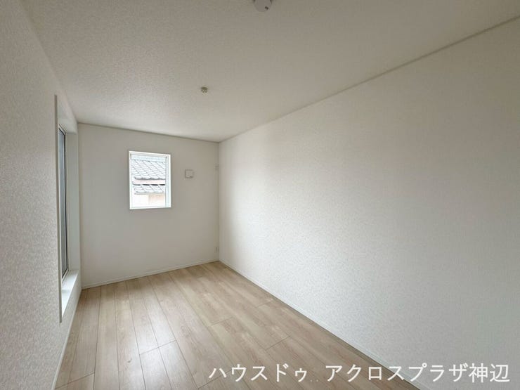 【洋室6.3帖】ベッドやデスクを配置しても圧迫感がなく、空間を有効に使えるレイアウトしやすいお部屋です。窓を開ければ心地よい風がまっすぐ通り抜け、換気もスムーズに行えます。