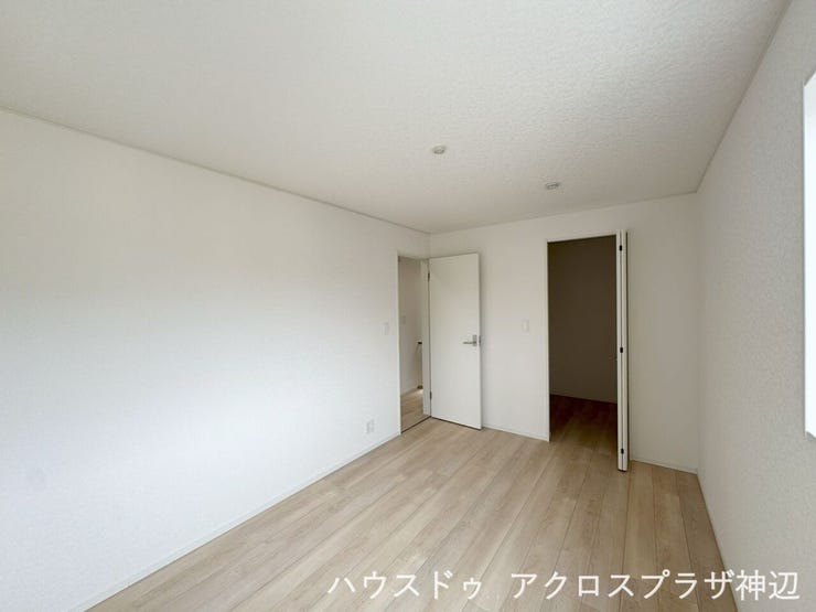【洋室6.7帖帖】ハンガーをかけたままの衣類はもちろん、足元や上位の棚にはスーツケースや季節物の家電、アウトドアグッズまでまとめて保管可能。