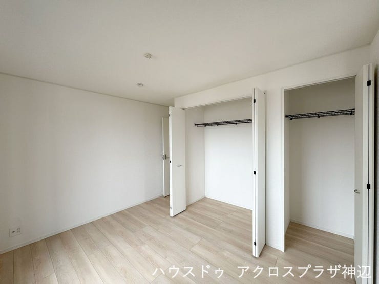 【洋室6.5帖】大小のクローゼットで十分な収納量を確保できるためお部屋にタンスやハンガーラックを置く必要がありません。インテリアの自由度が高まります。