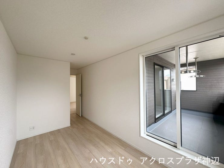 【洋室6.3帖】少しゆとりをプラスした使い勝手の良い広さです。シンプルな長方形の間取りなのででベッドやデスクのレイアウトがしやすく、バルコニーへの動線もスムーズに確保できます。