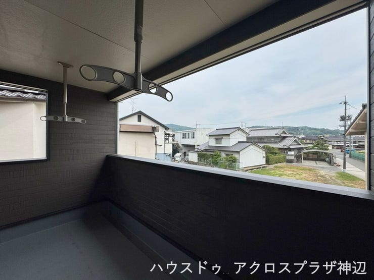 【バルコニー】お出かけ中の中の急な雨や、梅雨の時期でも安心して洗濯物を干したままにできます。