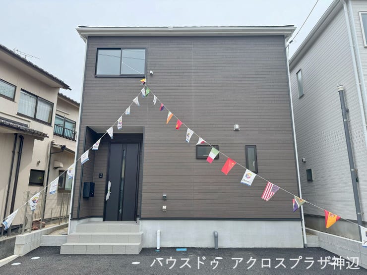 【外観】
【外観】階段付きの玄関アプローチ。無駄のないシンプルな四角い外観は、飽きのこないモダンな美しさが魅力です。