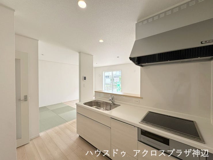【キッチン】火を使わないため、お子様のいるご家庭でも安心。熱がこもりにくく、夏場でも快適です。家族の笑顔を見渡しながらお料理を楽しめます。