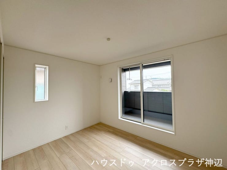 【洋室6.5帖】お部屋から直接ベランダに出られるため、朝起きてすぐにお布団を干すことができます。