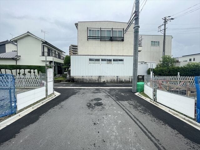 幅員約6mの前面道路です。道路幅が広いので、向かいの住宅とも距離があるため日当たりも確保しやすいです。
