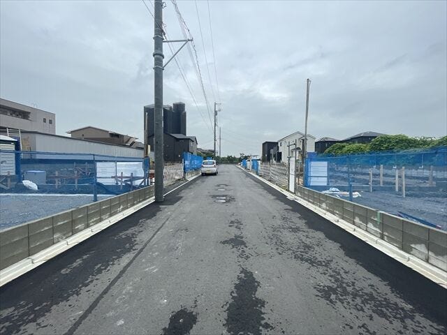 幅員約6mの前面道路です。道路幅にゆとりがあるので、車種を選びません。大きめの車を乗りたい方にもオススメです。