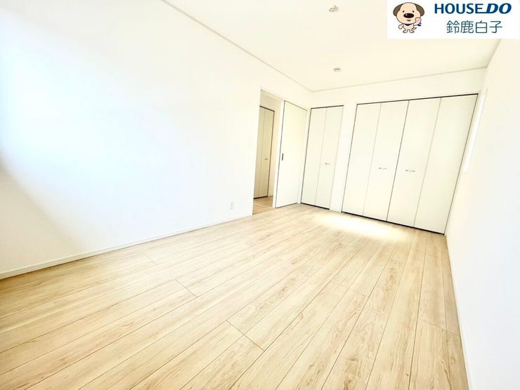 リビング向かい玄関入ってすぐの1つ目のお部屋です!壁全面の収納クローゼットとても嬉しいです!ナチュラルな木の温もり感じるお部屋です!