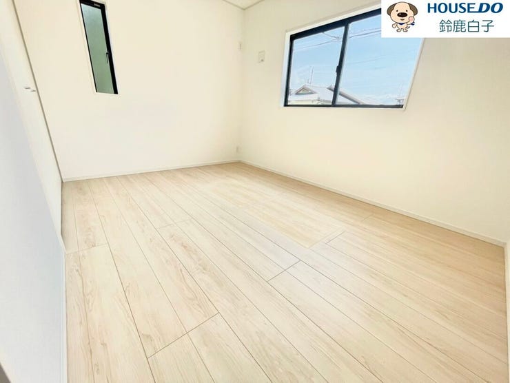 2つめのお部屋も同様に収納クローゼットに衣装ケースなどしまえる大きさなので、お部屋はシンプルに使えるのが嬉しいです!
窓からの光も嬉しいです。