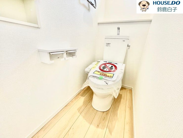 トイレは、壁に収納ボックス付き・窓もあるので換気もでき嬉しいです。